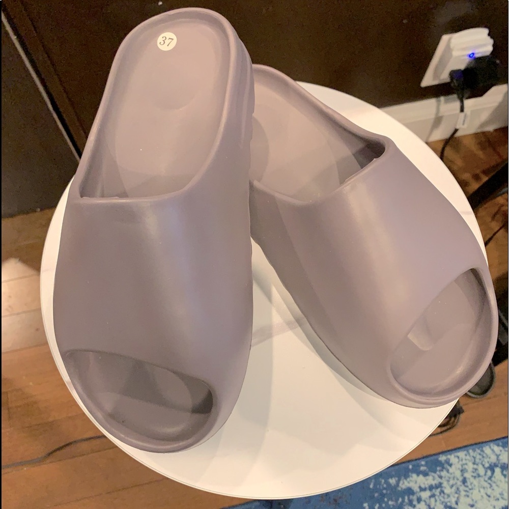 New Yeezy inspired foam slides. Size 37 EU…